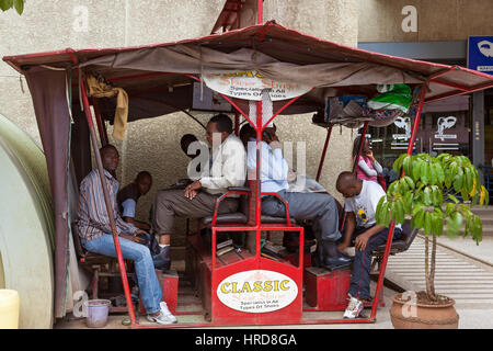 Nairobi, Kenya - 07 juillet 2013 tente d'bootblacks sur les rues de ville Banque D'Images