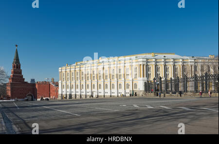 Vue de la Chambre et le Manège militaire de la tour Borovitskaya Kremlin, l'immeuble a été construit en 1851 Banque D'Images