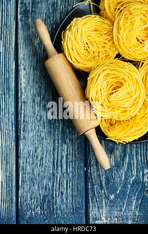 De nouilles sèches du poulet oeuf sur une table Banque D'Images