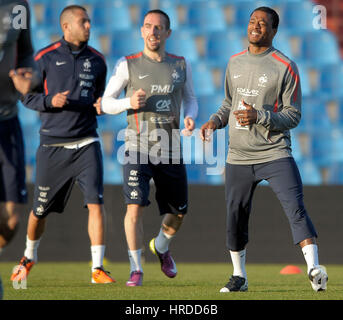 20110324 : LUXEMBOURG, LUXEMBOURG : Français équipe nationale de soccer players Franck Ribery (C) et Patrice Evra (R) au cours d'une séance de formation à l'Josy Ba Banque D'Images