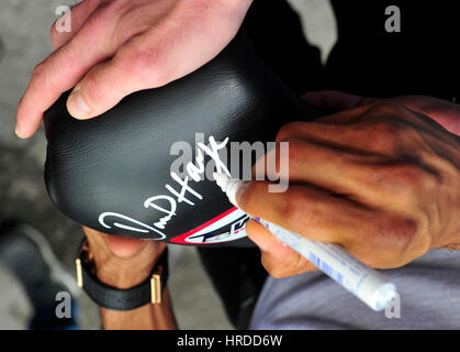 Le boxeur britannique David Haye, signe des autographes comme il arrive à l'hôtel avant d'obtenir une licence de Luxembourg Luxembourg Fédération de boxe. Haye et de Colo. Banque D'Images