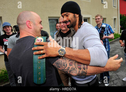 Le boxeur britannique David Haye, signe des autographes comme il arrive à l'hôtel avant d'obtenir une licence de Luxembourg Luxembourg Fédération de boxe. Haye et de Colo. Banque D'Images