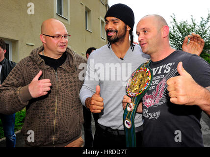 Le boxeur britannique David Haye, signe des autographes comme il arrive à l'hôtel avant d'obtenir une licence de Luxembourg Luxembourg Fédération de boxe. Haye et de Colo. Banque D'Images