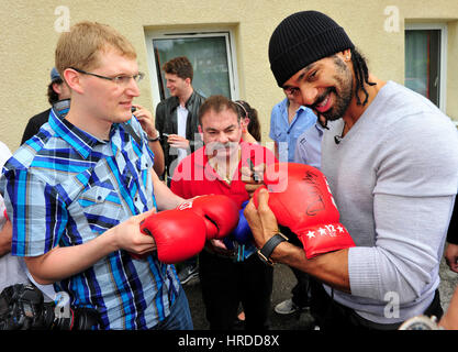 Le boxeur britannique David Haye, signe des autographes comme il arrive à l'hôtel avant d'obtenir une licence de Luxembourg Luxembourg Fédération de boxe. Haye et de Colo. Banque D'Images