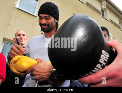 Le boxeur britannique David Haye, signe des autographes comme il arrive à l'hôtel avant d'obtenir une licence de Luxembourg Luxembourg Fédération de boxe. Haye et de Colo. Banque D'Images