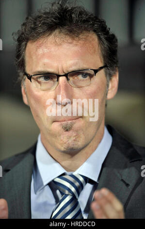 Laurent Blanc de la France réagit avant l'EURO 2012 football match de qualification du groupe D, entre la France et le Luxembourg au stade Josy Barthel, dans la région de Lux Banque D'Images