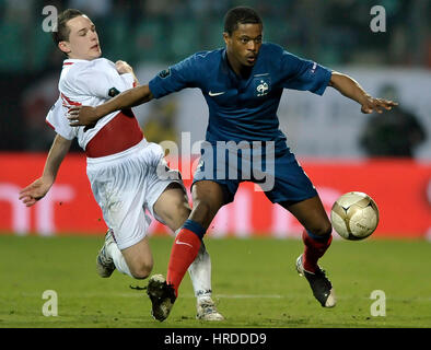 Ben Payal (L) de Luxembourg se bat pour la balle avec Patrice Evra (R) de la France au cours de l'EURO 2012 football match de qualification du groupe D, entre la France d'un Banque D'Images