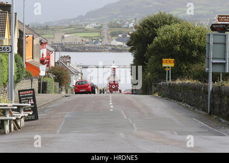 Vue vers le bas de la rue principale de Sewen, Valentia Island, comté de Kerry, Irlande. Renard Point est sur l'autre rive, le ferry fonctionne entre les deux points Banque D'Images