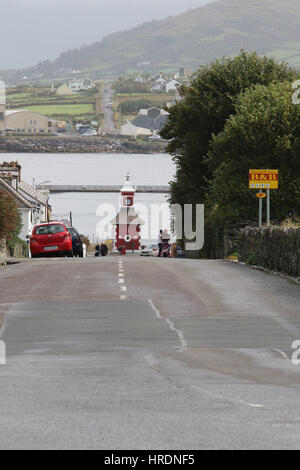 Vue vers le bas de la rue principale de Sewen, Valentia Island, comté de Kerry, Irlande. Renard Point est sur l'autre rive, le ferry fonctionne entre les deux points Banque D'Images