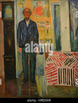 Edvard Munch, un peintre norvégien, dans un autoportrait, Entre l'horloge et le lit, créé entre 1940 et 1943, huile sur toile. Banque D'Images