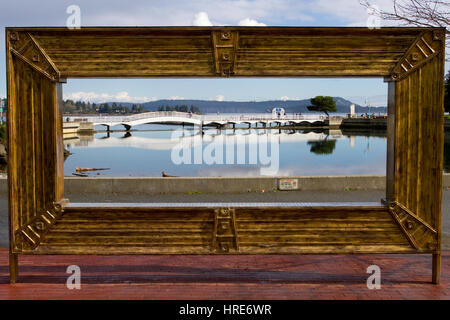 Vue à travers une énorme d'image à Maffeo Sutton Park, Nanaimo, île de Vancouver, BC, Canada, à l'un-Swy-lana Lagoon Banque D'Images