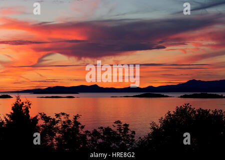 Coucher du soleil sur le détroit de Géorgie vers l'Îles Winchelsea et au-delà de Nanaimo, île de Vancouver, BC, Canada Banque D'Images