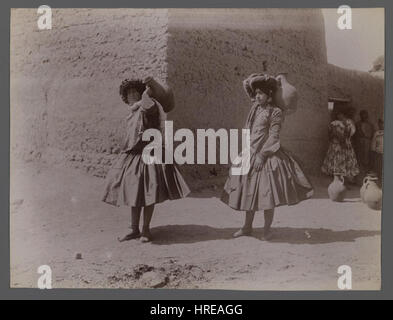Le Musée de Brooklyn - deux femmes portant des cruches d'Argile ne porte pas de collants l'un des 274 Photographies Vintage - Sevruguin Antoin Banque D'Images