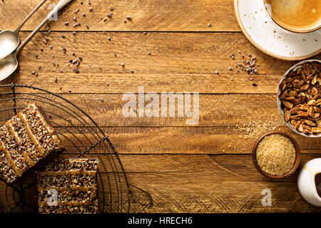 Fudgy brownies aux noix et au caramel Banque D'Images