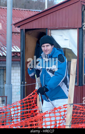 Dans l'homme veste et pantalon de ski attendre Banque D'Images