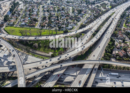 Vue aérienne de la Route 5 et 118 de l'échangeur autoroutier dans la vallée de San Fernando de Los Angeles en Californie. Banque D'Images