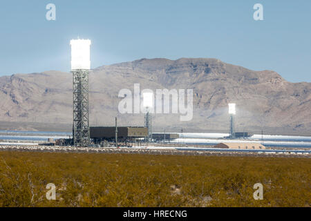 Ivanpah, California, USA - 14 mai 2014 : Blanc sex tours à la nouvelle 392 mégawatts opérationnelle centrale thermique solaire Ivanpah. Banque D'Images