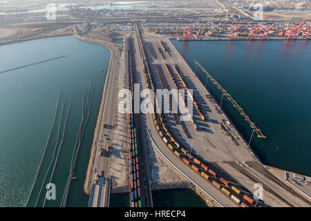 Los Angeles, Californie, USA - 16 août 2016 : des trains de conteneurs de fret alignés dans les ports de Long Beach et Los Angeles. Banque D'Images