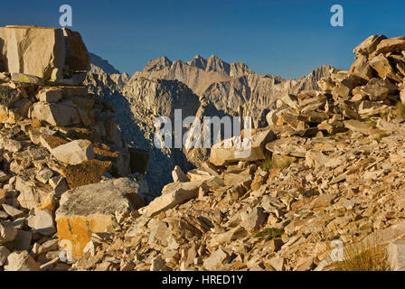 Mtn Deerhorn vu de Kearsarge Pass, la Sierra Nevada, le Parc National Kings Canyon, Californie, USA Banque D'Images