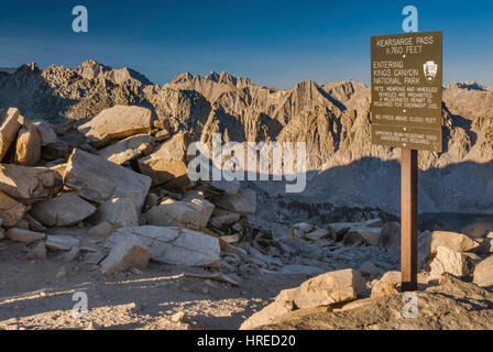 Stanford, montage sur Mtn Deerhorn Pinnacles Kearsarge vu de Kearsarge Pass, la Sierra Nevada, le Parc National Kings Canyon, Californie, USA Banque D'Images