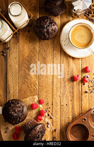 Muffins Double chocolat à la framboise Banque D'Images