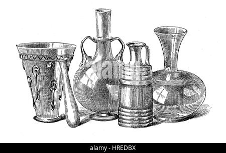 Des vases d'argile de l'époque romaine, plusieurs pichets, une tasse de boisson et la deuxième à partir de la gauche est une petite bouteille d'onguent, de l'Allemagne, la reproduction d'une gravure sur bois du xixe siècle, 1885 Banque D'Images