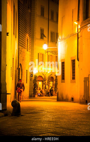 Scène nocturne dans une rue calme à Florence Italie Banque D'Images