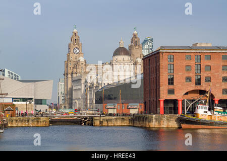 Une vue sur la ville de Liverpool, UK, tiré de l'Albert Dock et montrant les bâtiments maritimes et du foie dans la distance Banque D'Images