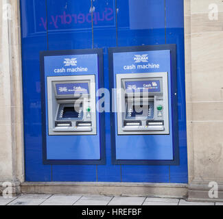 Distributeurs automatiques à Halifax Bank à New York Banque D'Images