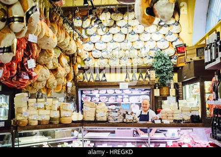 Vente italien souriant cold cut et fromage dans un magasin à Bologne, en Italie. Banque D'Images