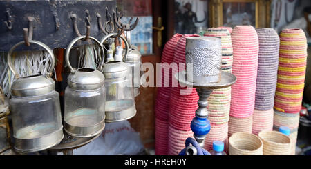 Les éléments de décoration sur le souk (marché) dans la vieille ville, Medina au Maroc Banque D'Images