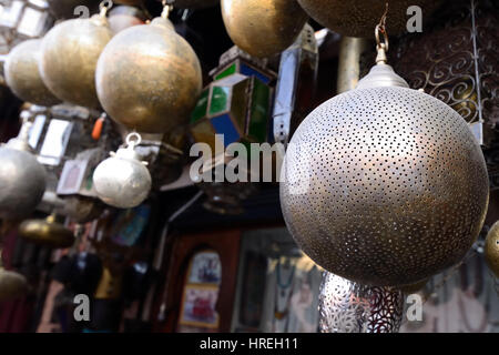 Les éléments de décoration sur le souk (marché) dans la vieille ville, Medina au Maroc Banque D'Images