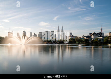 Kuala Lumpur skyline et fountation au parc Titiwangsa à Kuala Lumpur. La Malaisie. Banque D'Images