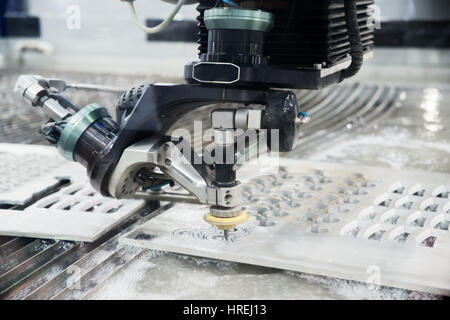 L'utilisation de l'opérateur de faire electrod EDM precision mold et mourir en usine. Banque D'Images