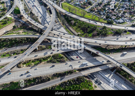 Vue aérienne de routes autoroute 5 et 118 rampes d'accès dans la vallée de San Fernando de Los Angeles, Californie. Banque D'Images