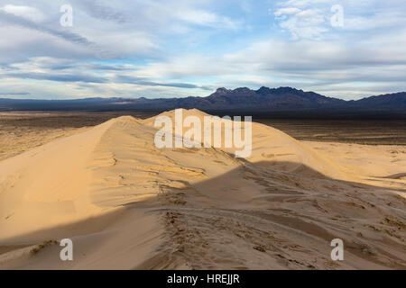 Vue du haut des dunes de sable de Kelso espace sauvage à le Mojave National Preserve dans le sud de la Californie. Banque D'Images