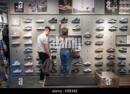 Parcourir les clients dans la chaussure Adidas flagship sur la Cinquième Avenue à New York le Mardi, Février 28, 2017. La confiance des consommateurs est au plus haut niveau depuis juillet 2001.(© Richard B. Levine) Banque D'Images
