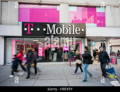 Un T-Mobile mobile phone store au centre-ville de Brooklyn à New York, le samedi 25 février, 2017. (© Richard B. Levine) Banque D'Images