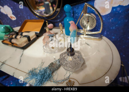 Un affichage des antiquités de collection, y compris les Flacons à parfum en verre avec d'autres éléments, coiffeuse en exposition à New York, le samedi 25 février, 2017. (© Richard B. Levine) Banque D'Images