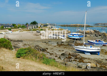 Village de Blainvillais dans la Grande Ile, Iles Chausey, bateaux à l'ancre à marée basse(Manche, Normandie, France). Banque D'Images