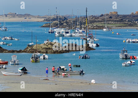 Le canal 'Le Sound' en été, dans les îles Chausey, bateaux à l'ancre (Manche, Normandie, France). Banque D'Images