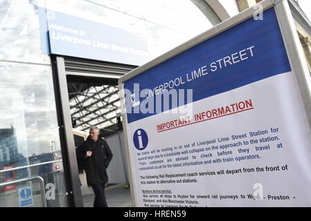 Liverpool, UK, 1er mars 2017. L'effondrement d'un mur de briques et les débris qui ont causé à déverser sur la piste a fermé la station principale à Liverpool. N Banque D'Images