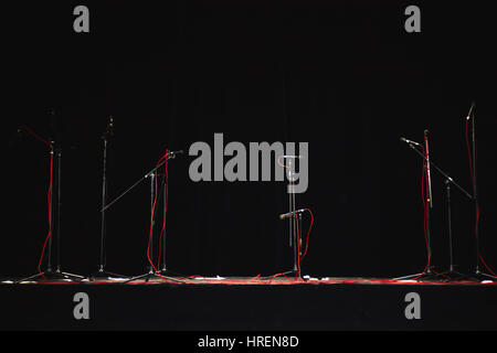 Scène de Concert, juste quelques détails sur les microphones et les cordes rouges prêts pour les performances live. Banque D'Images