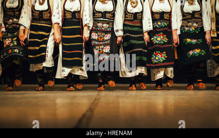 Composition abstraite montrant les jambes habillés en vêtements traditionnels serbes la danse de folklore. Banque D'Images