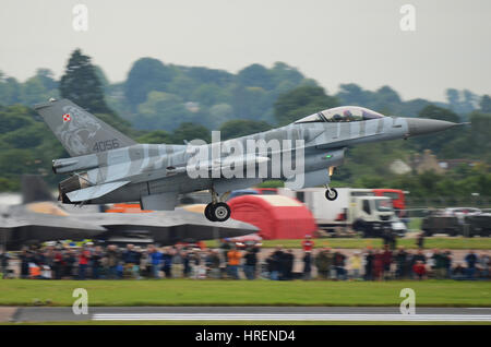 Avion de chasse F-16C Fighting Falcon de la Force aérienne polonaise atterrissant au Royal International Air Tattoo, Fairford. Foule. Personnes Banque D'Images