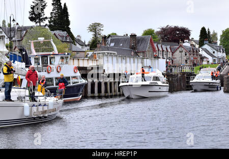 Bateaux en passant par les écluses de Fort Augustus Banque D'Images