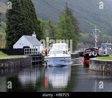 Bateaux qui passent si verrou Laggan, Ecosse Banque D'Images