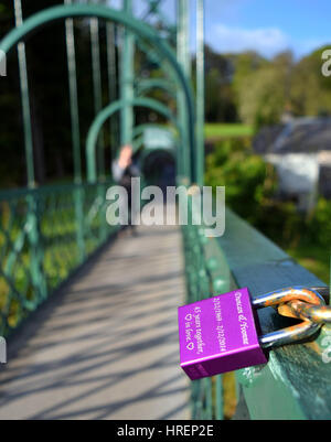 Pont suspendu de Pitlochry love locks Banque D'Images