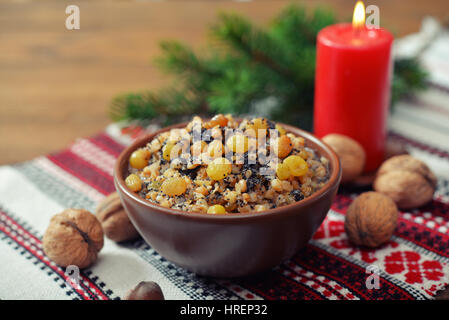Le plat traditionnel de Noël en slave kutia Bol en céramique avec sapin Banque D'Images