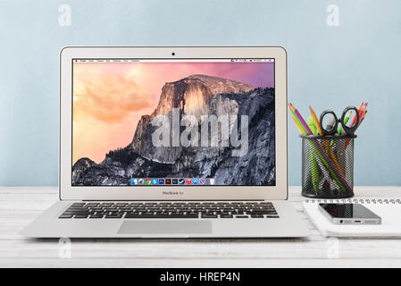 KIEV, UKRAINE - le 29 janvier 2015 : tout nouveau MacBook Air d'Apple début 2014 avec home page à l'écran, conçu et développé par Apple Inc. Banque D'Images